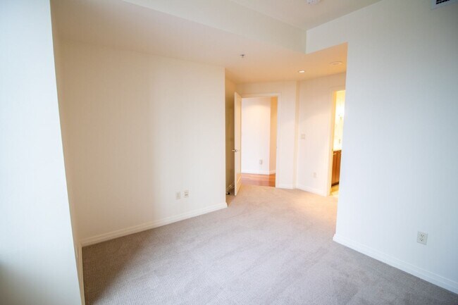 Building Photo - 1bd/1.5ba Bellevue Condo