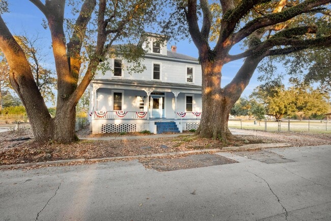 Building Photo - 1110 N Pasteur St