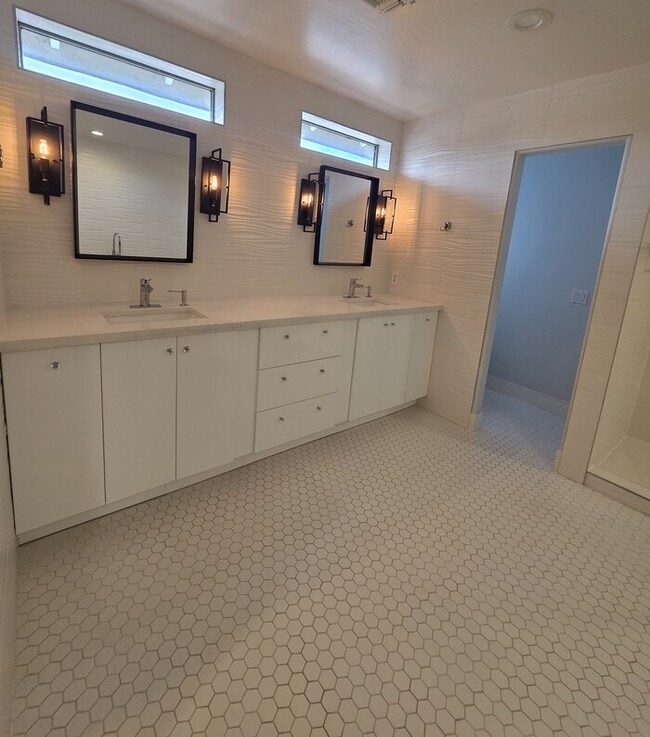 Building Photo - Stunning Resort style Home 5-bedroom Pool/Spa