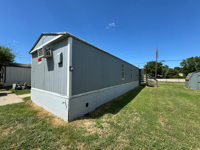 Building Photo - 135 Navasota Dr