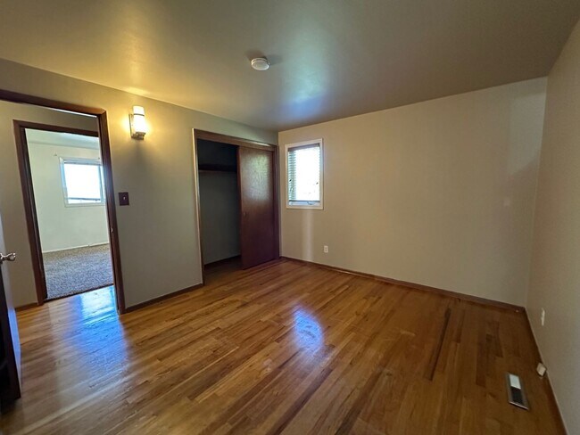 Building Photo - Northwest Area 3 Bedroom 2 Bath Rancher
