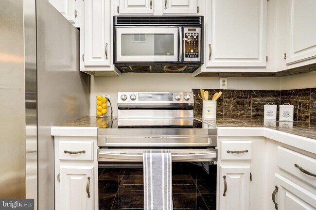 Building Photo - 2911 S Woodstock St