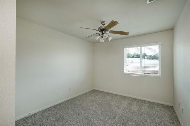 Building Photo - 2215 Dry Creek Dr
