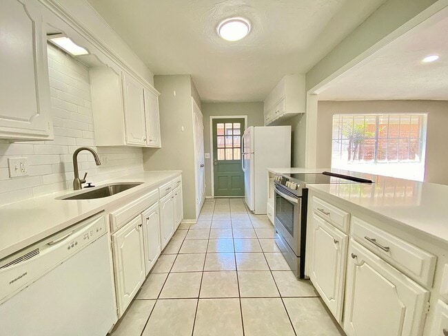 Building Photo - Large 2 Bed 2 Bath off NW 63rd & N. Villa ...