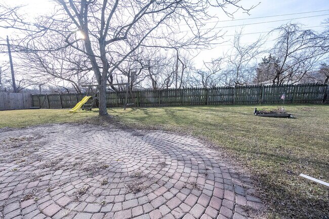 Building Photo - "Spacious 4-Bedroom Retreat with 2.5 Baths...