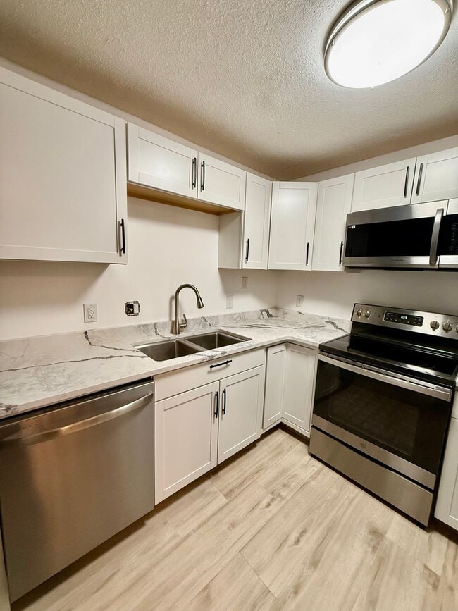 Building Photo - Fully Remodeled 2 Bed | 1 Bath Ground-Level Condo – No Stairs!