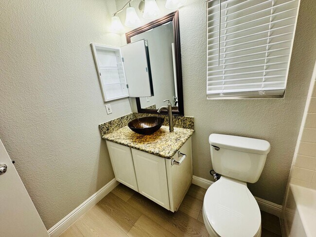Building Photo - 4 Bedrooms Home For Rent