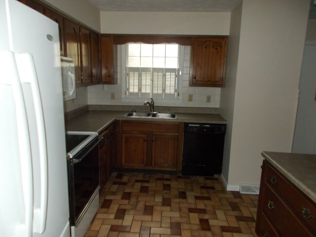 Building Photo - Welcome to this Stunning and Expansive 3 Bedroom, 2 1/2 Bath Home in the Desirable Oak Park Area ...