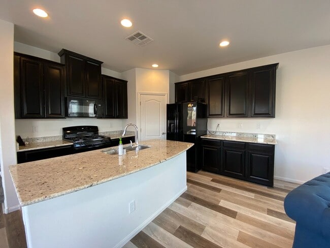 Building Photo - Gorgeous Home in Gated Community!