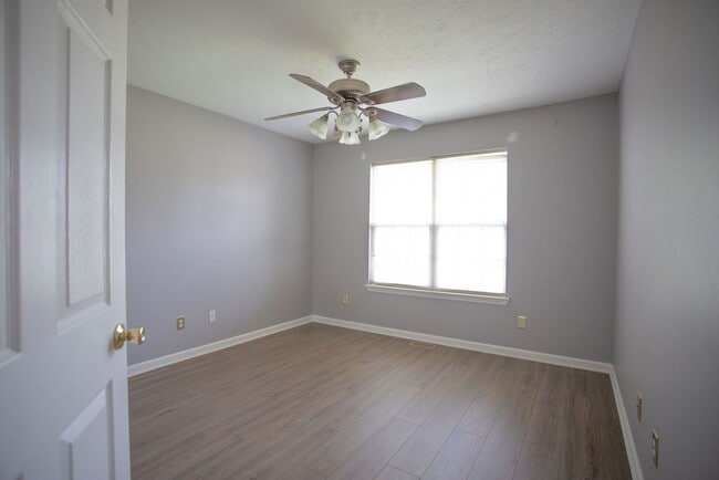 Building Photo - "Charming 4-Bedroom Retreat with Guest Suite & 3 Baths in Murfreesboro!"