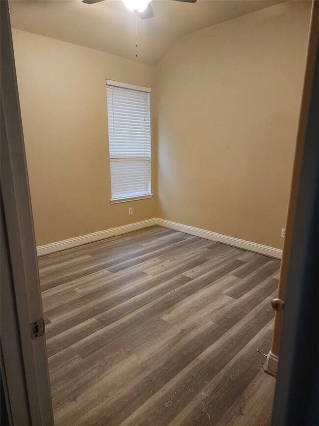 Building Photo - 8119 Sweet Gardens Ct