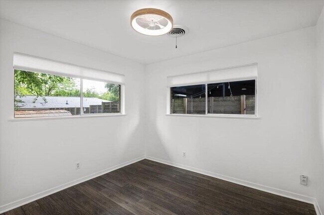 Building Photo - 1717 Bluebonnet Ln