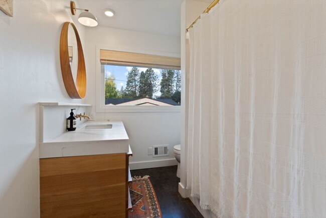 Building Photo - Beautiful Single Family Home!