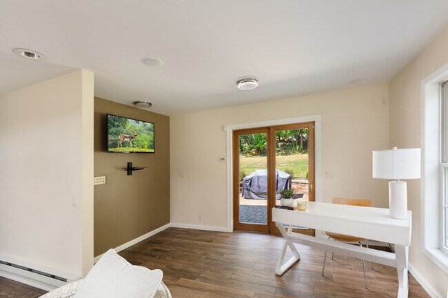 Building Photo - 338 Clove Rd