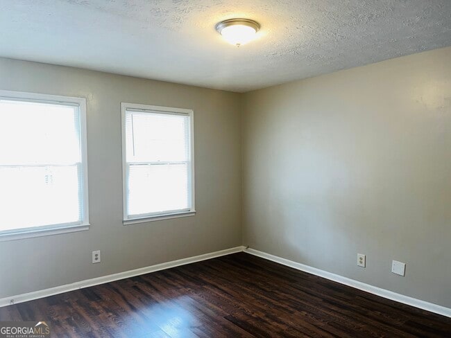 Building Photo - 606 Elm St