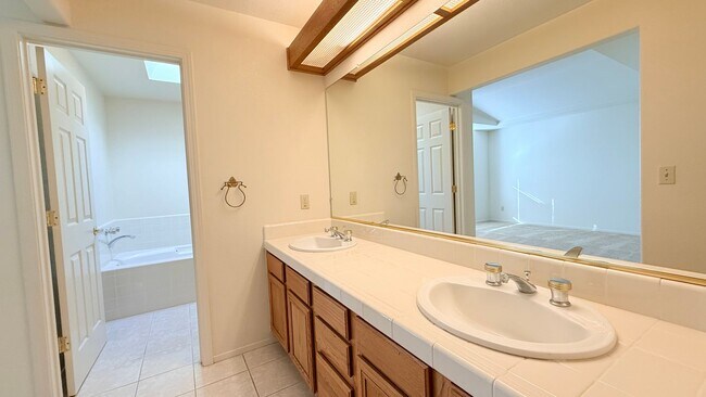 Building Photo - 1126 Vista Pointe Cir