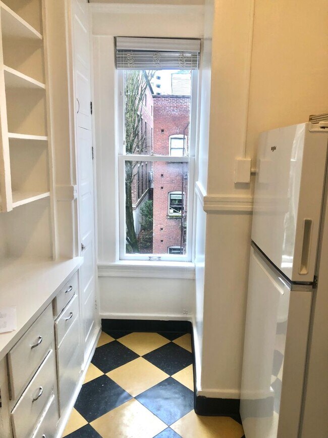 Building Photo - Another Move in Special in time for Spring! - NE Views out Bay Windows on the TOP FLOOR!