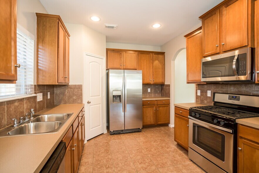 Building Photo - 6015 Starbrook Creek Dr