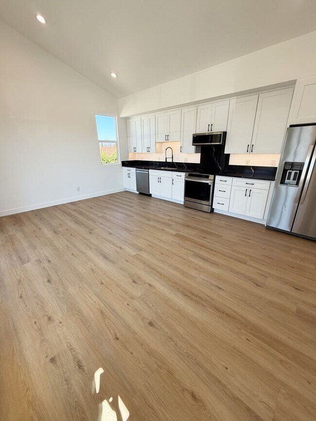 Building Photo - Gorgeous 1 Bed/1 Bath Upstairs unit, all n...