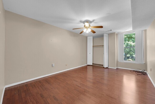 Building Photo - 6 Shrewsbury Green Dr