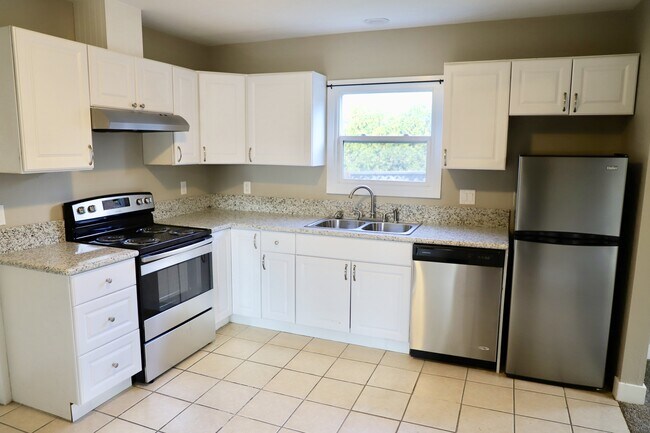 Building Photo - Cozy Remodeled 3-bedroom 2 bath Home - Close to State Capitol - On BUS LINE