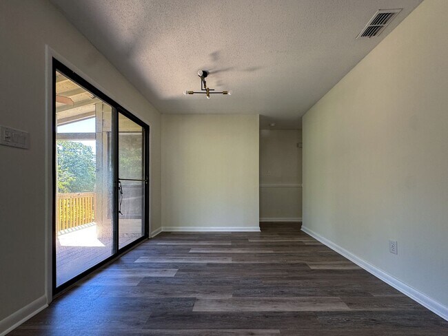 Building Photo - Beautifully Updated 3 Bed 2 Bath Home