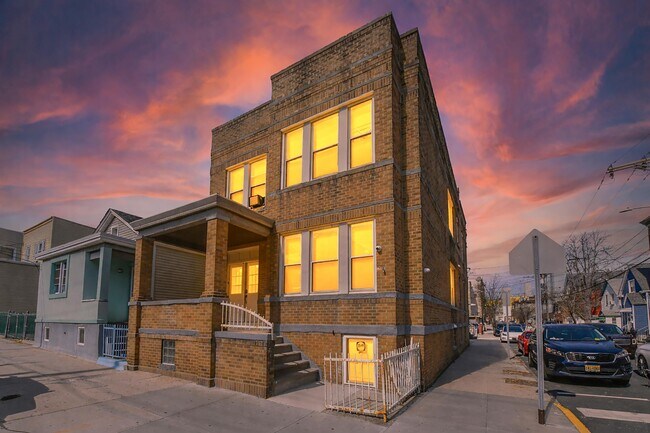 Building Photo - 540 61st St