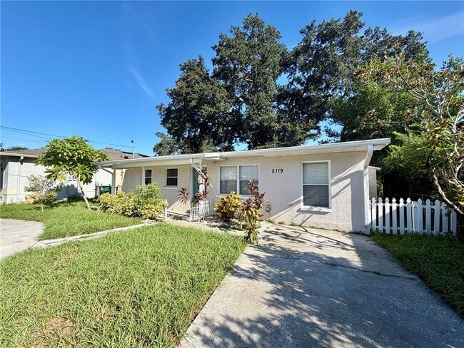 Building Photo - 2119 W Henry Ave