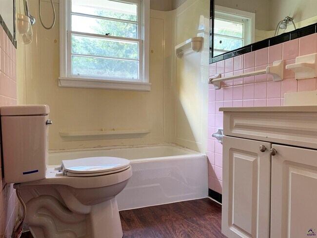 Building Photo - 3240 Commodore Dr