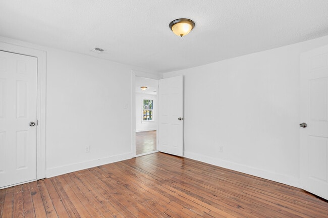 Building Photo - 906 E 39th St