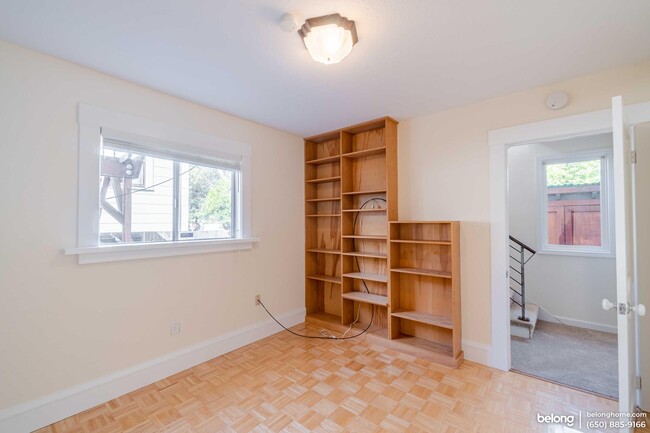 Building Photo - 2400 Bonar St