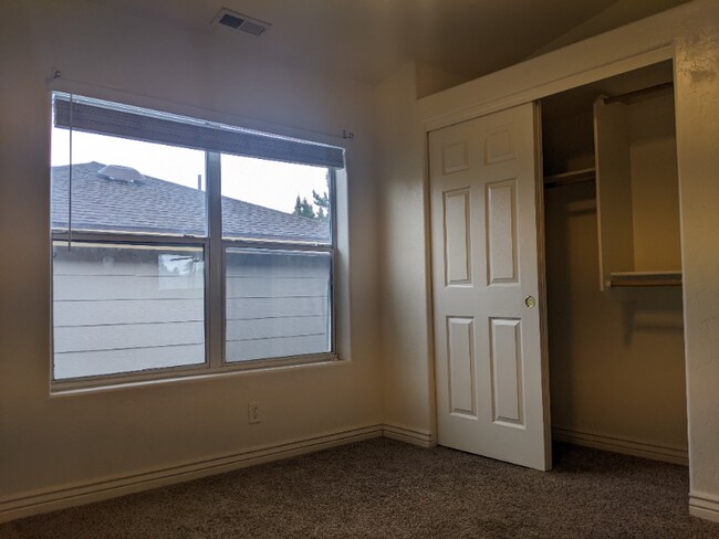 Building Photo - 1477 E Russ Way