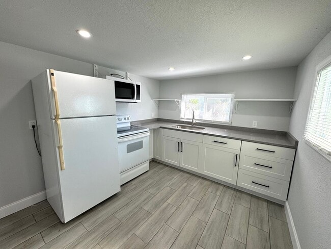 Building Photo - 515 49th Ave Terrace W