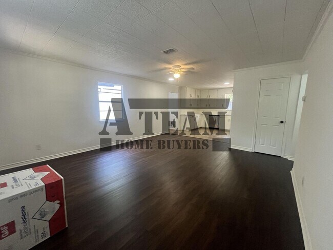 Building Photo - Remodeled 3 Bedroom 2 Bathroom