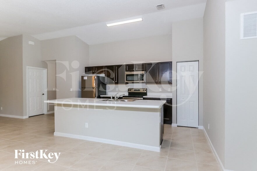 Building Photo - 1430 SW Santiago Ave