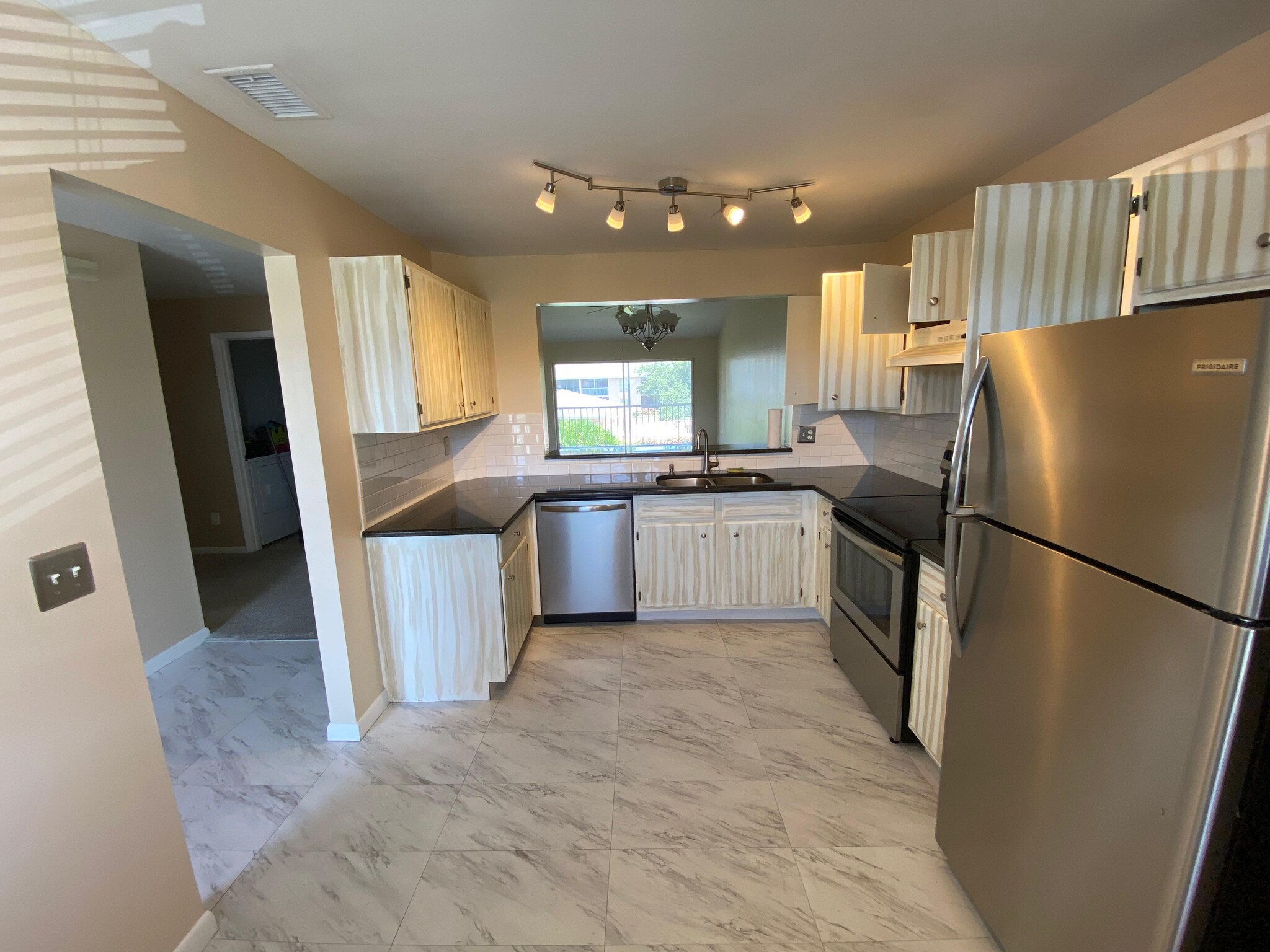 Building Photo - 1302 Derbyshire Ct