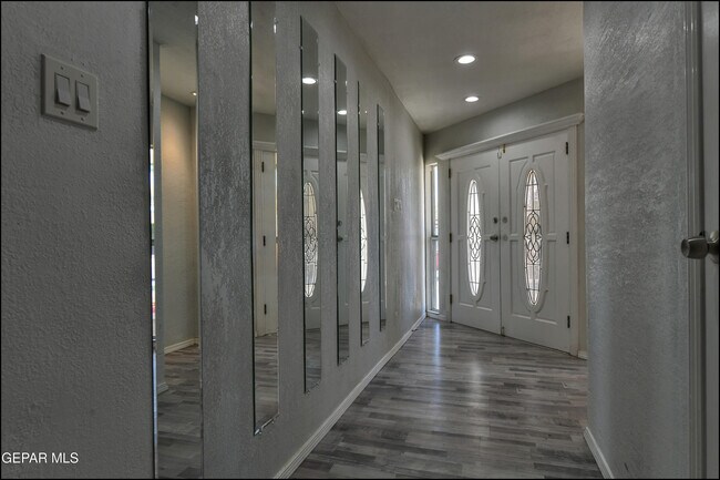 Building Photo - 1739 Russ Randall St