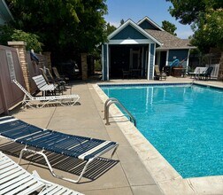 Building Photo - 2 bed 2.5 bath available NOW!