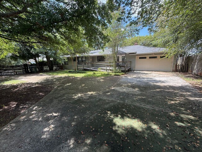 Building Photo - 303 Interbay Ave