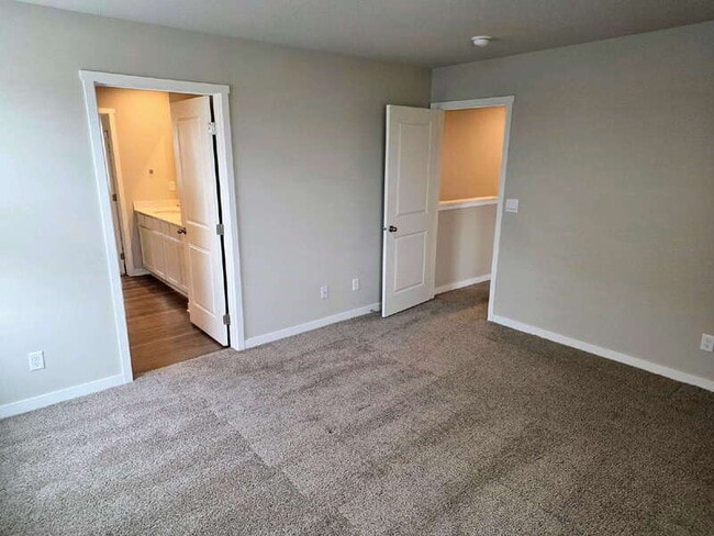 Building Photo - 655 NW Williamsburg Ln