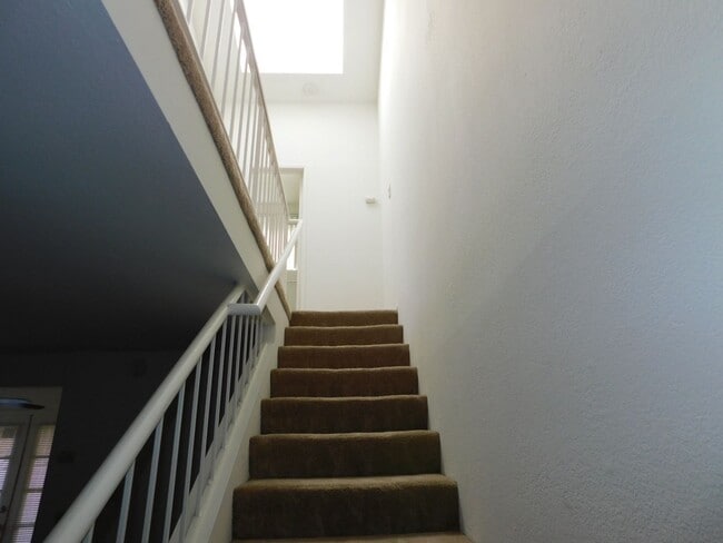 Building Photo - Lovely 2 BD 2.5 BA Two Story Townhouse