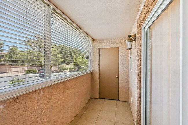 Building Photo - 2 Bed, 2 Bath 1st Floor Condo In West Las ...