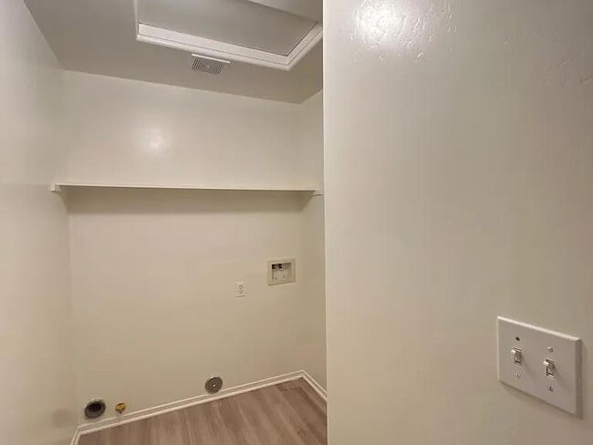 Building Photo - Come check out this beautiful 3 bedroom 2 bath home