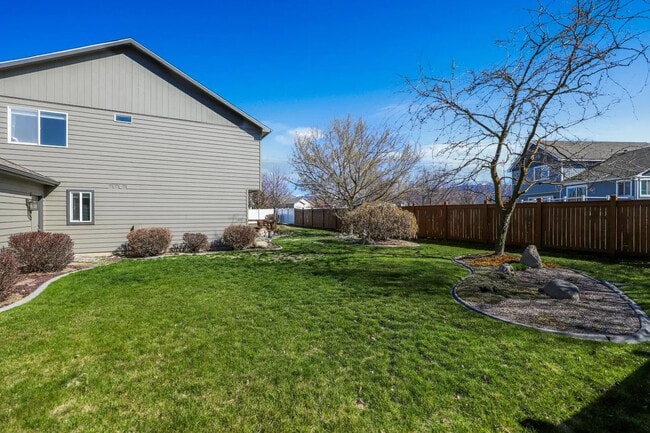 Building Photo - 18624 E 8th Ave