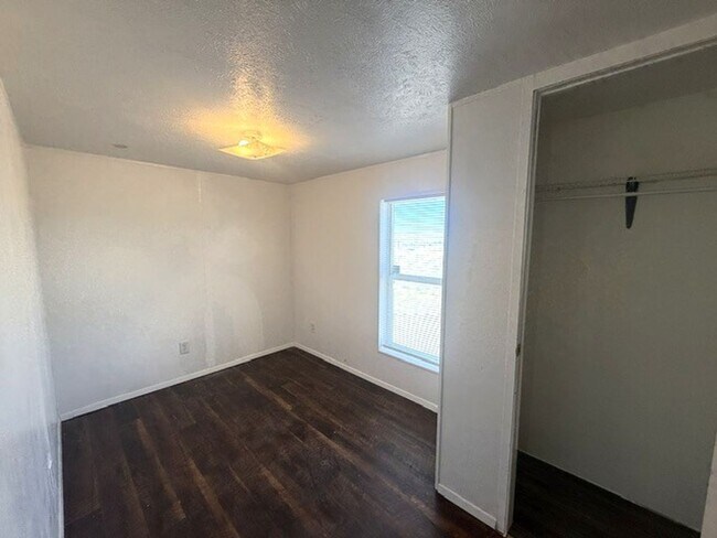 Building Photo - 3 bedroom single wide in Ryndon with Garage