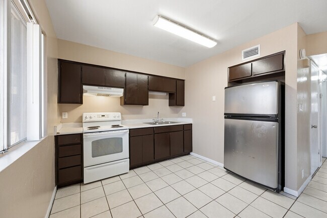 Building Photo - Centrally Located Townhome