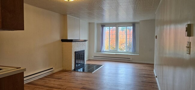 Building Photo - 2 Bedroom up stairs apartment