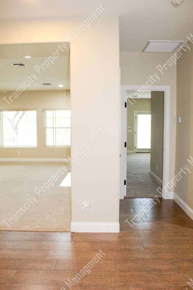 Building Photo - Spacious Custom Home Near Lindsay and McKe...
