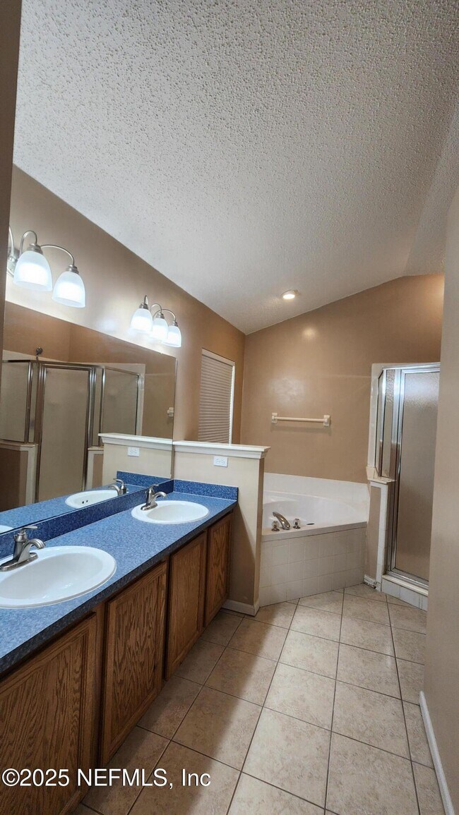 Building Photo - 256 Southlake Dr