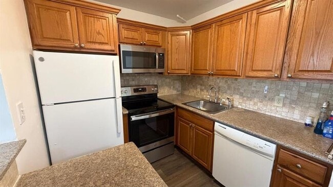 Building Photo - 102 Westbury E